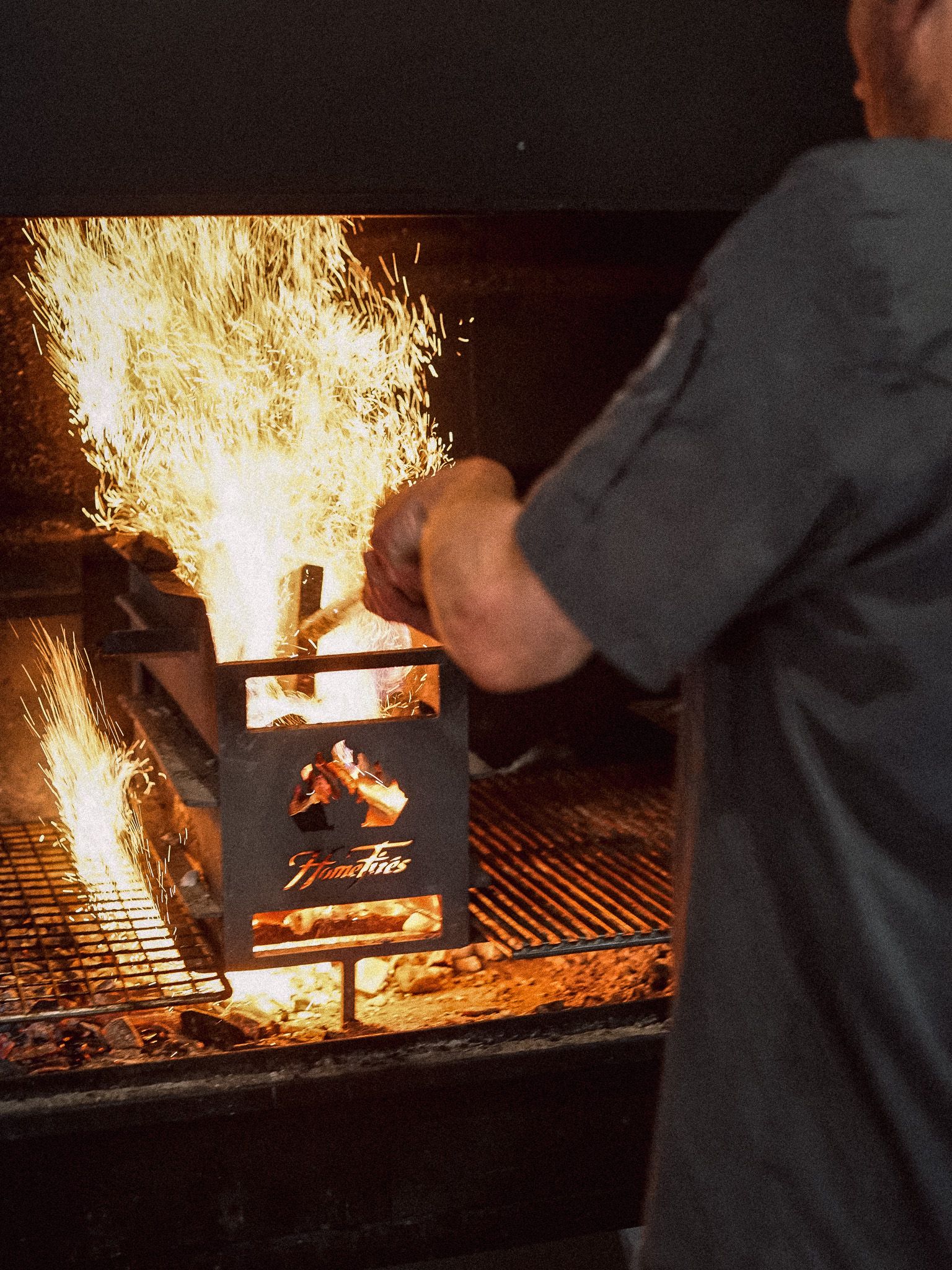 Cuisson au feu de bois à la cheminée, restaurant Arvi'Pâtes Verchaix près de Samoëns